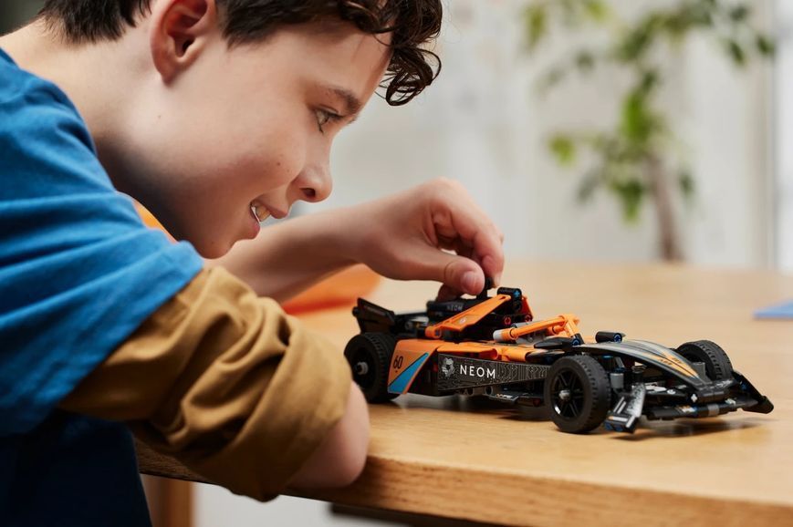 Конструктор Лего техник Гоночный автомобиль Неом МС Ларен Lego Technic NEOM McLaren Formula E Race Car 42169 42169 фото
